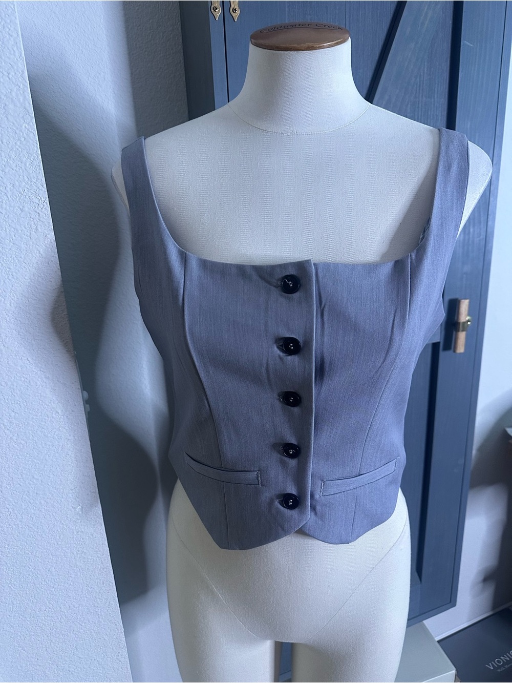 NWT Women’s Love Tree Tailored Gray Sleeveless Button-Front Vest Top. Size Small